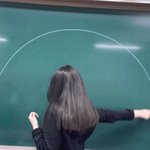 <b>칠판</b>에 동그라미 그리는 여고생..해외서도 난리난 영상