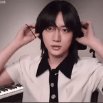 브이앱에서 머리 묶은 <b>장발</b> 범규