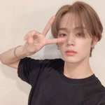 <b>갈색</b>으로 염색하고 비주얼 레전드찍은 아이돌
