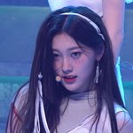 얘넨 뭔데 여<b>돌이</b> 남돌춤을춰..