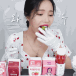 대충 살자 귀찮아서 딸기 꼭지 먹는 <b>솔라</b>처럼