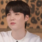 슈가는 사람 눈 잘 못 마주친대