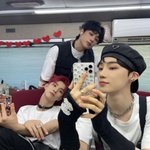 [더보이즈] <b>찬희</b>한테 키티 스티커 준 더비 기분 좋겠당