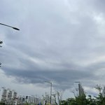 <b>우산</b> 안갖고 왔는데 ㄹㅇ ㅈ된거니