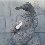 좀 짧은 블라우스에 펑퍼짐한 <b>슬랙스</b>