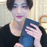 [에이티즈] <b>파우치</b> 보여주는데