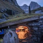 그림 동화 같은 자연 속 <b>오두막집</b>