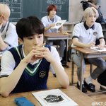 [NCT즌] 뒤에 티와이트랙씨 표정이 꽤 <b>흥미</b>로움