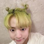 건우 묶은머리 잘어울린다