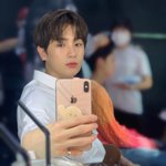 [더보이즈] 그립톡을 <b>케이스</b>없이 붙이고다니는사람 처음봐