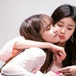 언니랑 사진 찍어서 기분 좋은 아이돌