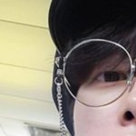 [댓글부탁해] 얘들아 남자가 안경에 줄 <b>차고</b> 다니는거 꼴불견이냐?