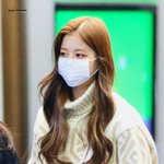 장원영 오버핏 목<b>폴라</b> 니트 왜 설레지