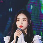 영화속 OST 흘러나올거 같은 아이돌의 묘한 분위기