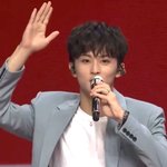 [NCT즌] 마크 선물받은 <b>팔찌</b> 두개 다 차고나옴ㅋㅋ