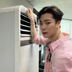 [모두드루와] <b>문빈</b> 인별 땀 식히는 사진 너무 귀여운 댕댕이 같아