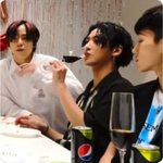 [에이티즈] <b>콜라</b>가 아니라 와인아님?