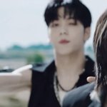 [TXT] <b>속살</b> 보일까봐 티셔츠를 바지에