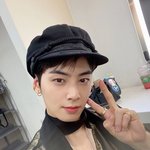 [아스트로] 음방때와 <b>달리</b> 대기실에서 모자쓴 은우