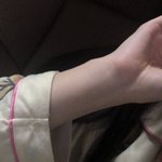 나 <b>손목</b> 얇은 편임?