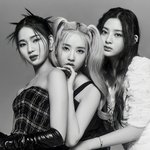 아<b>이사랑</b> 카리나랑 똑같이 생겼지 않냐,,