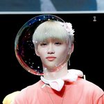 유독 돋보이는 <b>조막</b>만한 얼굴 男돌