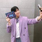 무대에서 우는 차은우 달래주는 <b>문빈</b>