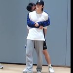 [NCT즌] 이거 <b>정재</b>횬이… 이마쿠 옹동이 만지고 있음