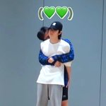 [NCT즌] 마크 형 껴안을때 눈 꼭<b>감고</b> 얼굴 묻는거 실화니