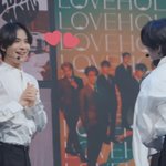 [NCT정우] 나 정우 <b>두</b> <b>손</b> 모아서 웃는거 넘 좋아