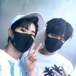 난 이 사진에서 영케이와 원필을 <b>지울</b> 수 없어.....