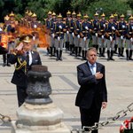 <b>무명</b> 용사 묘소 참배하는 요하니스 대통령