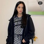 지수가 입은거 <b>디올</b> 원피스임 후드임?