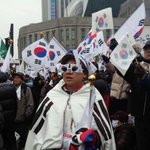 근데 현실에서도 <b>특대형</b> 마스크 쓰는사람 ㄹㅇ있더라