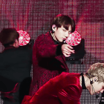 <b>목줄</b>잡아당기는 전정국