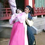 살면서 <b>최애끼리</b> 머리채잡고 싸우는걸 언제 보겠냐