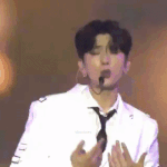 아니 뭔 콘서트를 비닐 하우스에서 하냐
