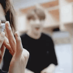 [군대] 정국이 바지 입다가 놀라는거