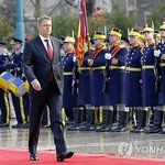 요하니스 대통령의 당당한 발걸음