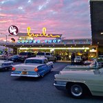 무드 한가득 한 '<b>클래식</b> 카'