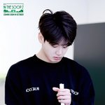 [군대] 먹짱 정국이 국수들고 1<b>인분</b> 인가 보고있나봐