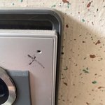 집 <b>문앞</b>에 x표시 뭐야..?