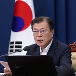 문재인 대통령 "새 방역체계로 점진적 전환 모색"