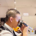 직장에서 텀블러에 라면 넣고 마시는 <b>이사님</b>