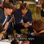 [방탄소년단] 아스파라거스를 먹는 윤기를 보는 정국이