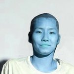 머리를 파랗게 염색한 <b>씨엘</b>