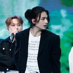 [스키즈] 현이 진짜 <b>비현실</b>적으로 생겼다..