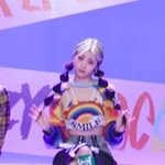 류진 무지개 의상 완전 좋지 않음?