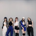 <b>예지</b> 포즈 너무 멋있지 않아?