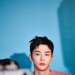 로운 화보 비하인드 컷인데
